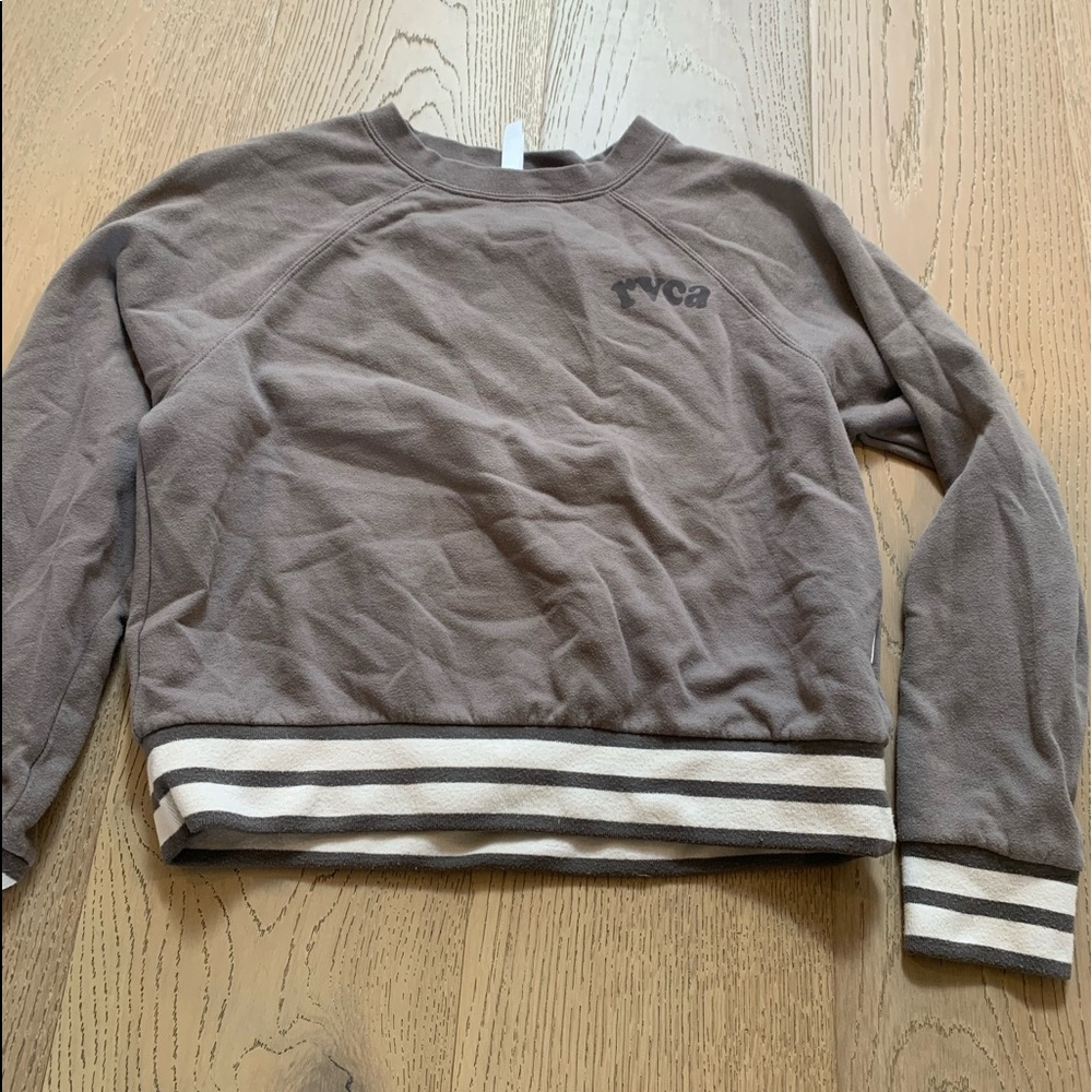 rvca sweatshirt a little cropped